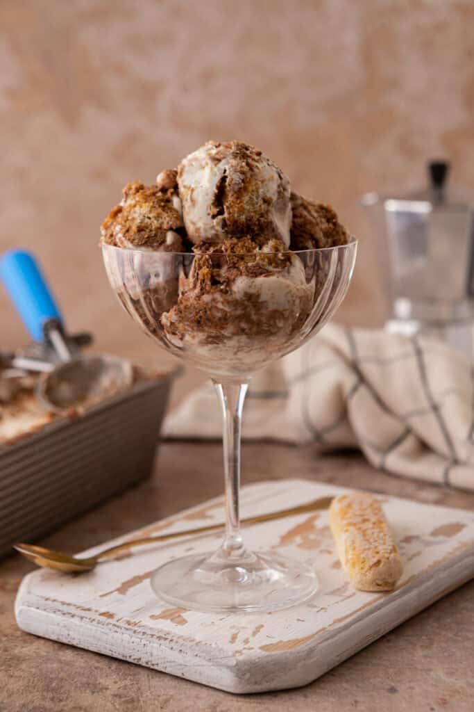 Glace tiramisu sans machine dans un verre
