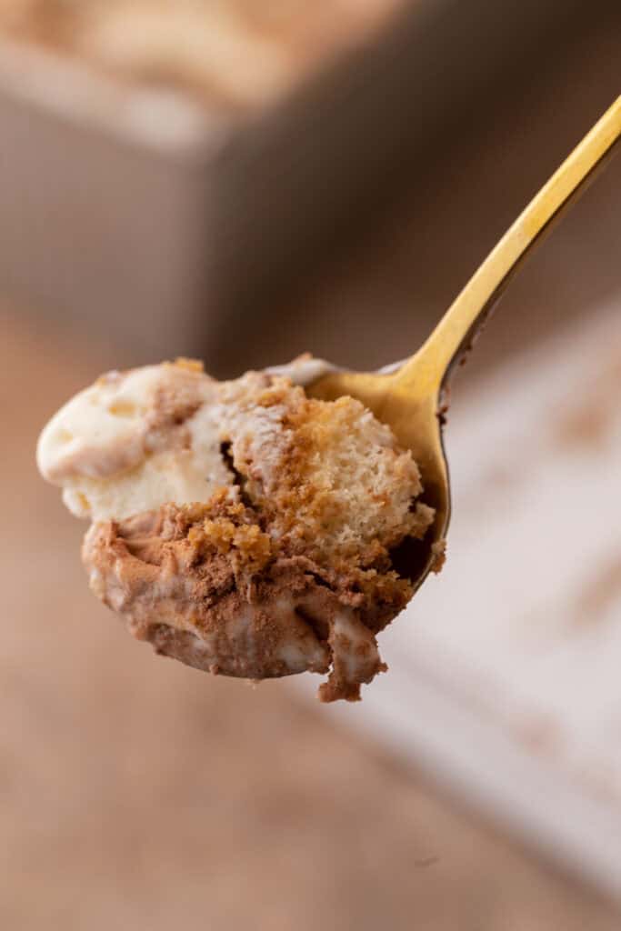Glace tiramisu sans machine sur une cuillère