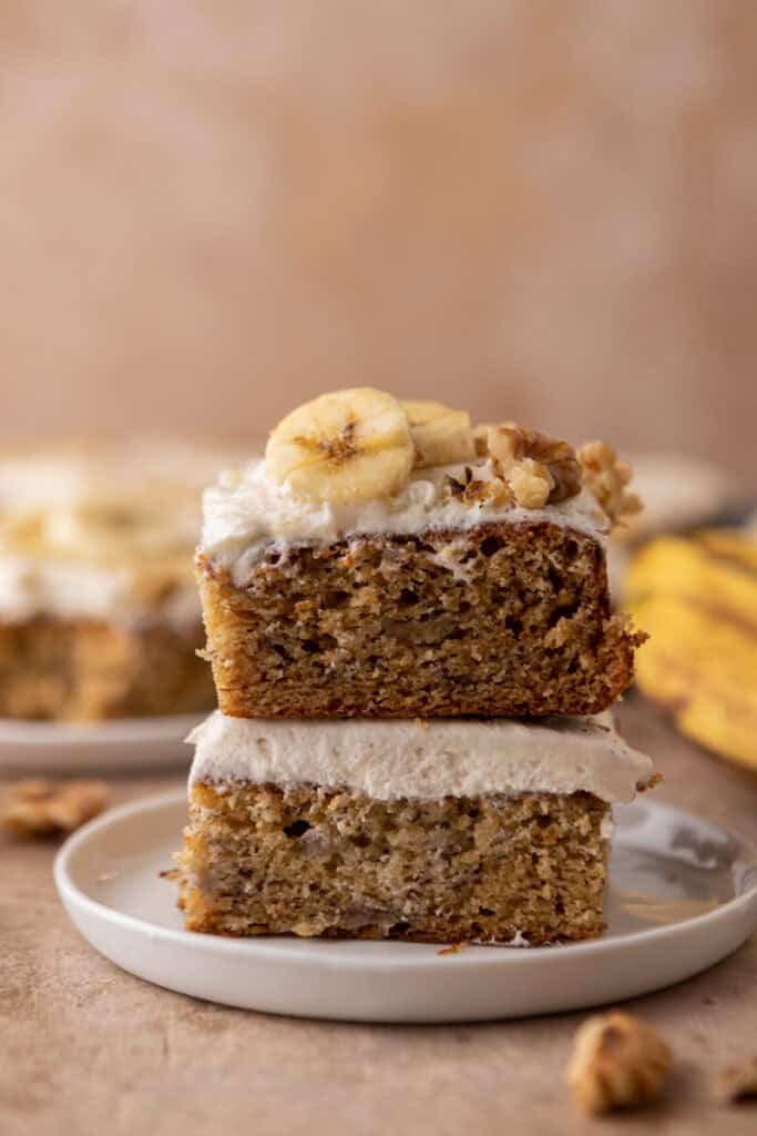 deux parts du gâteau à la banane empilées