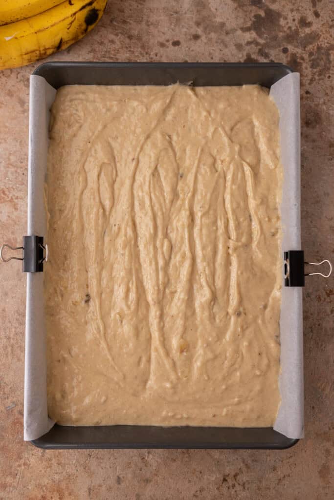 préparation de la pâte dans un moule