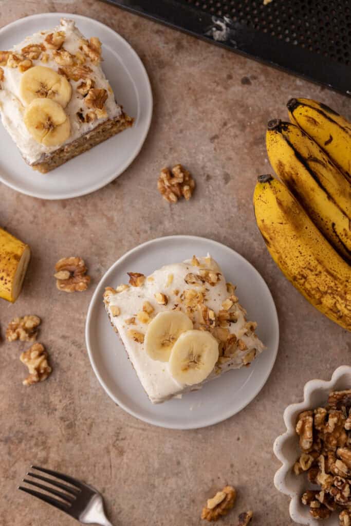 gâteau à la banane en tranches sur des assiettes