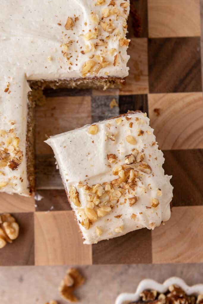 Une part du gâteau à la banane qu’on enlève avec un couteau