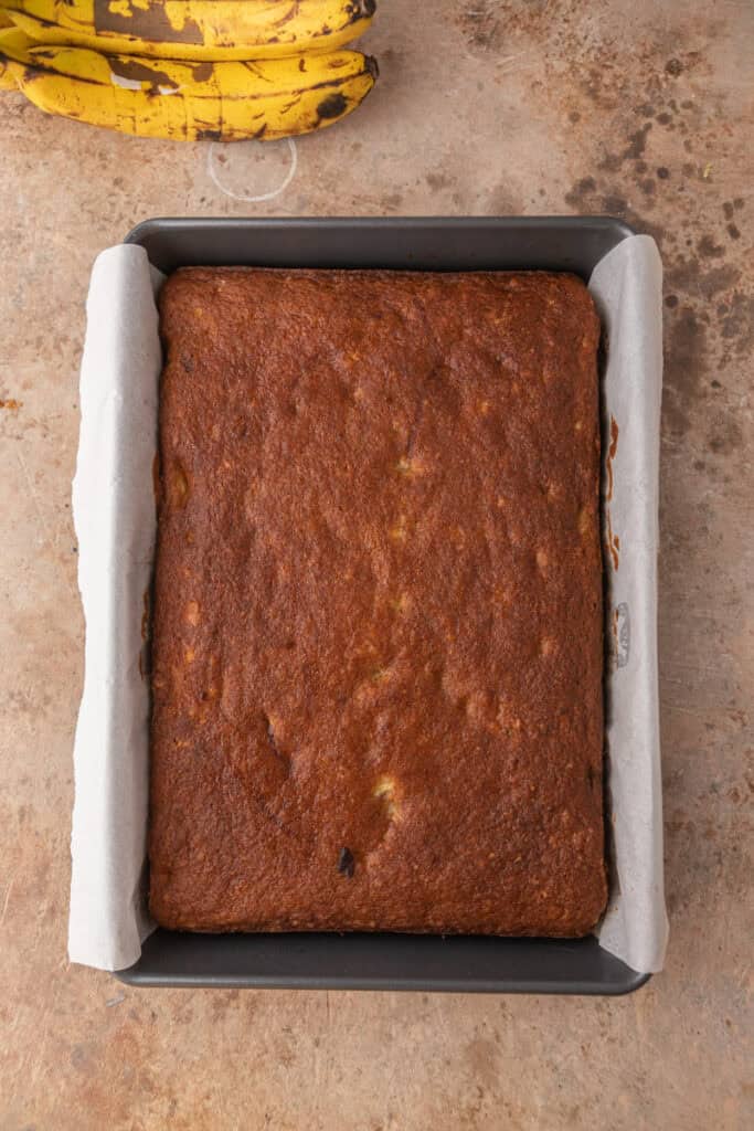 gâteau entièrement cuit dans un moule
