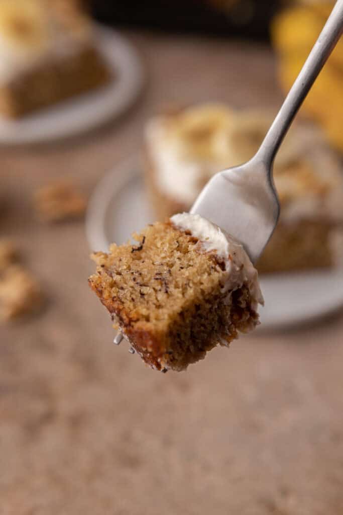 Une part de gâteau à la banane sur une fourchette