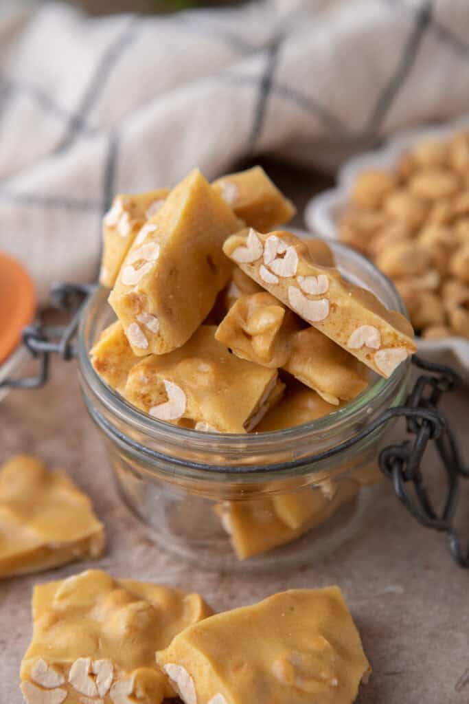 Ingrédients du caramel aux arachides au micro-ondes dans un pot