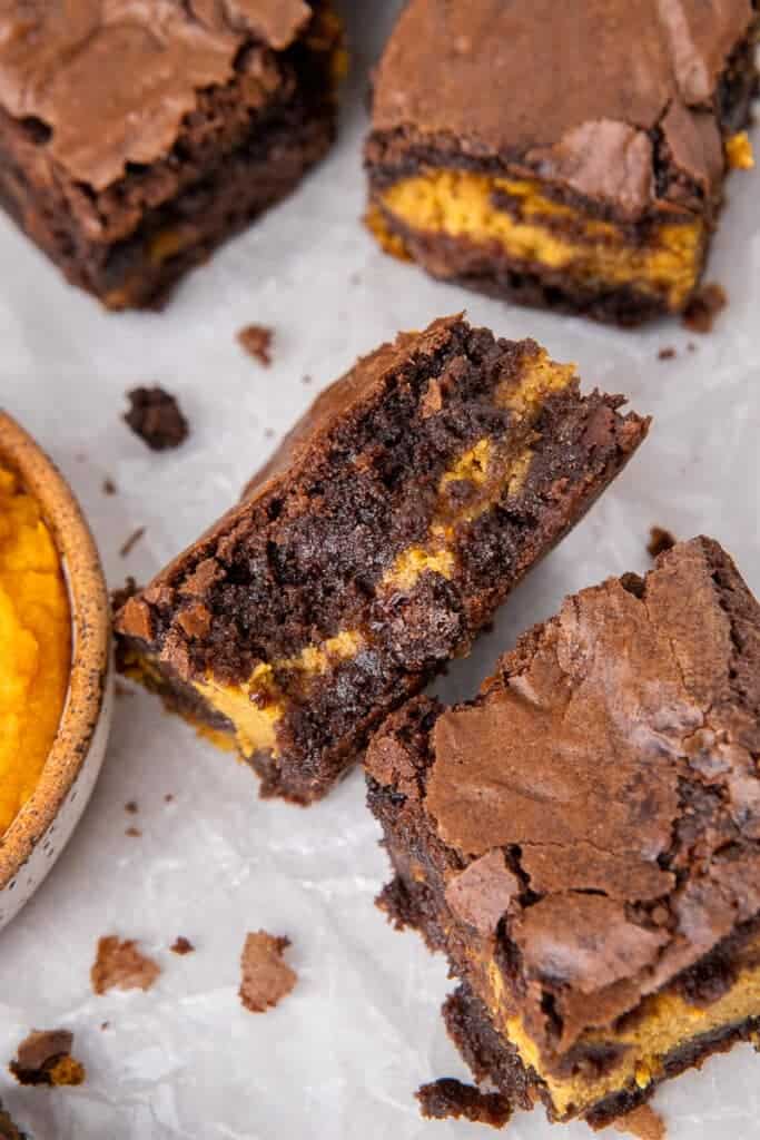 Brownie au cheesecake à la citrouille avec une bouchée enlevée
