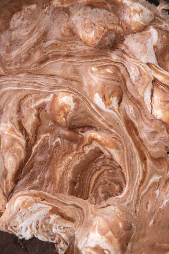 mélange des ingrédients dans une casserole