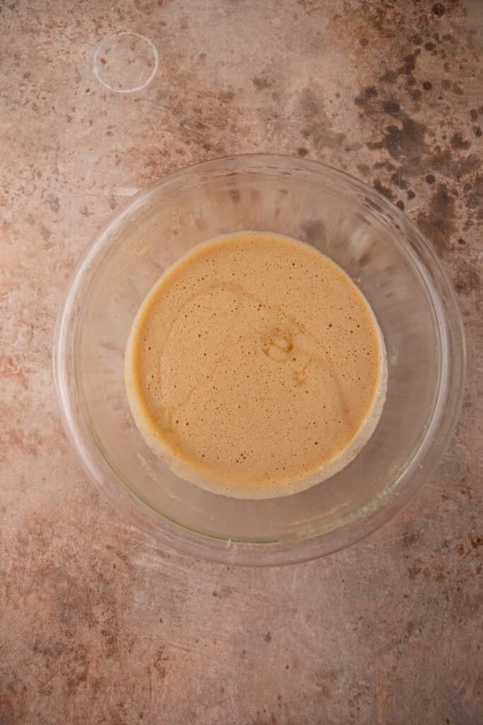 ingrédients mélangés dans un bol