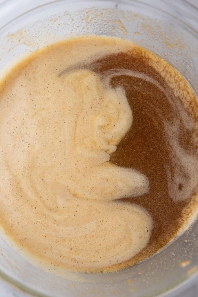 ingrédients mélangés dans un bol