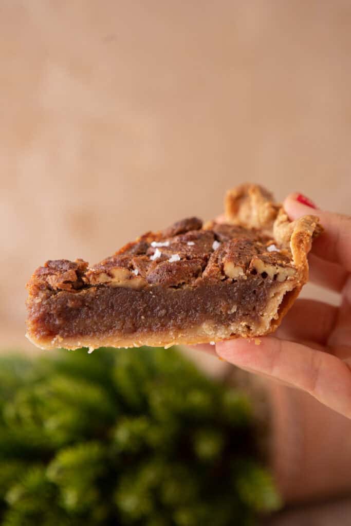 vue de côté de la tarte aux noix de pécan et sirop d’érable