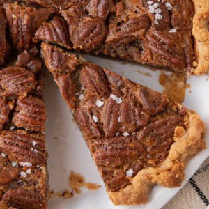 vue plongeante de la recette de tarte aux noix de pécan et au sirop d’érable