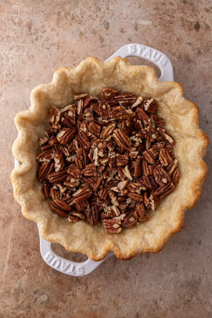 pécans sur une pâte crue