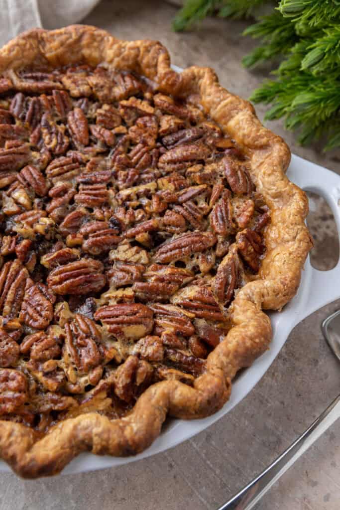 vue aérienne de la tarte traditionnelle aux pécans dans un plat