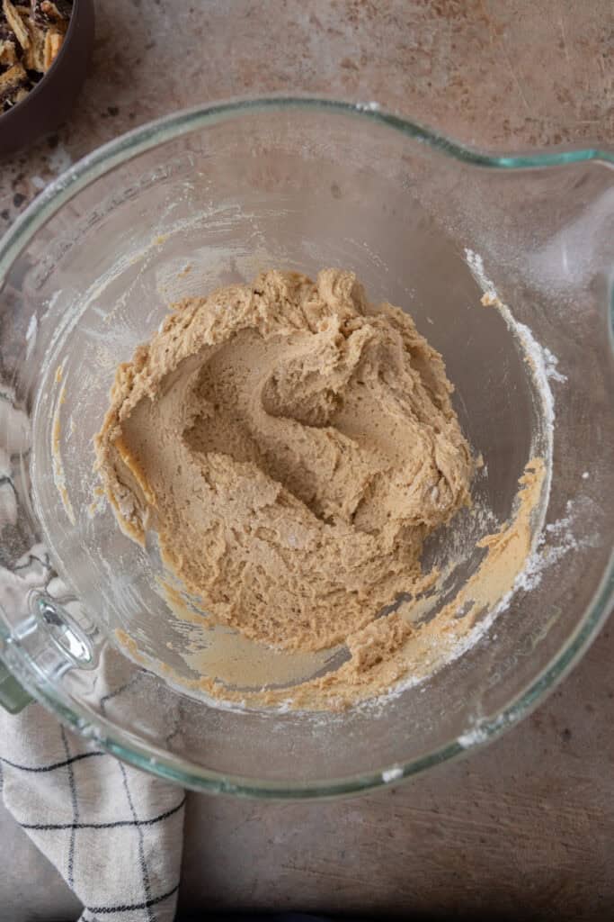 ingrédients mélangés dans un bol