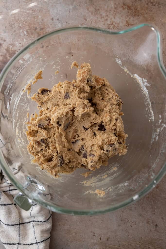 mélange d'ingrédients dans un bol