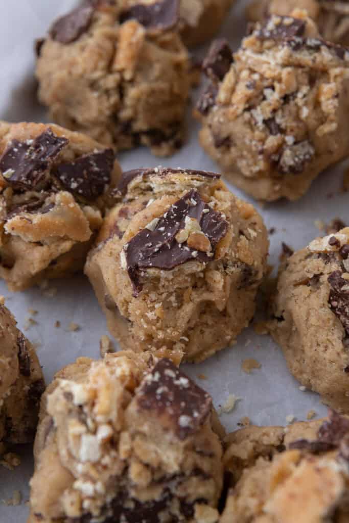 pâte crue sur une plaque de cuisson