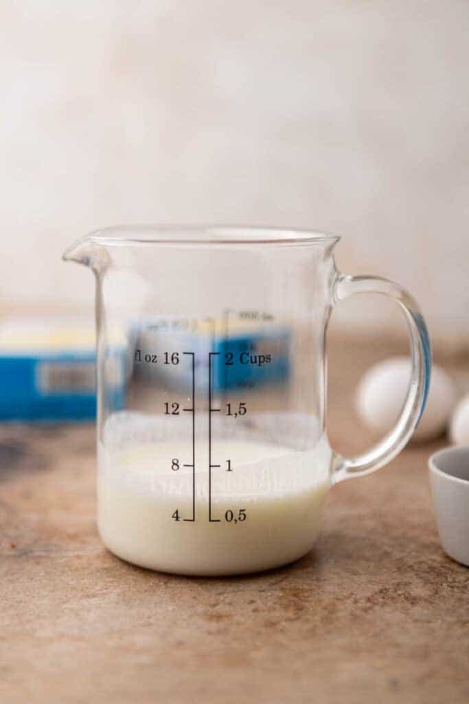 Lait ribot dans un verre pour améliorer le pain de maïs