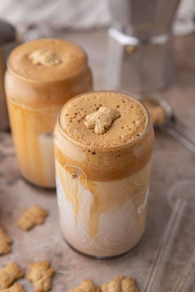 prise de vue en plongée du latte Teddy Graham avec ingrédients