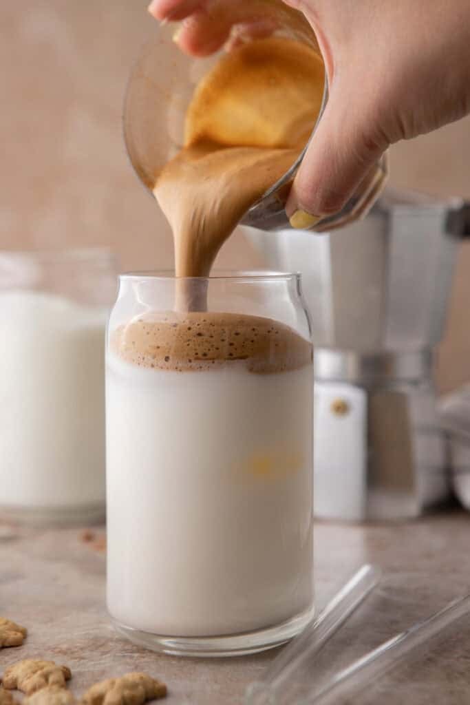 liquide de café versé sur du lait
