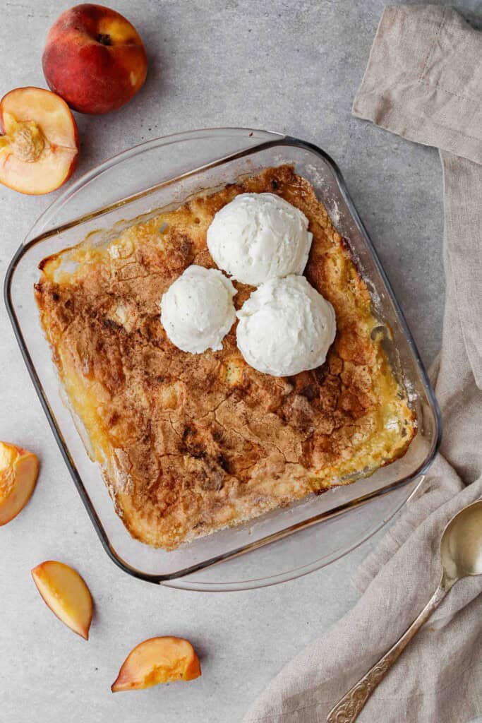 Photo en plongée d’un crumble de 8x8 avec mélange à gâteau