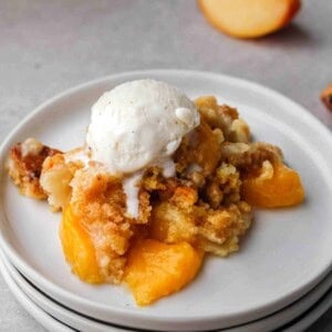 Cobbler aux pêches avec mélange à gâteau