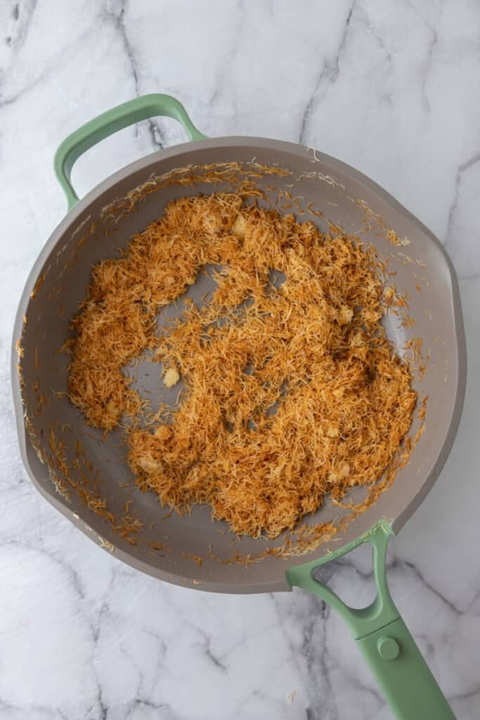 pâte toastée dans une poêle