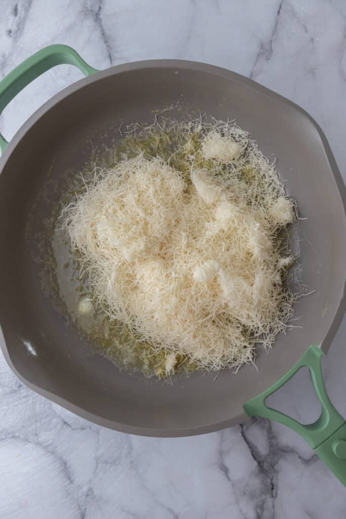 pâte crue dans une poêle