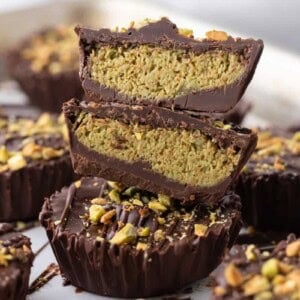 Recette de coupelles de chocolat de Dubaï empilées