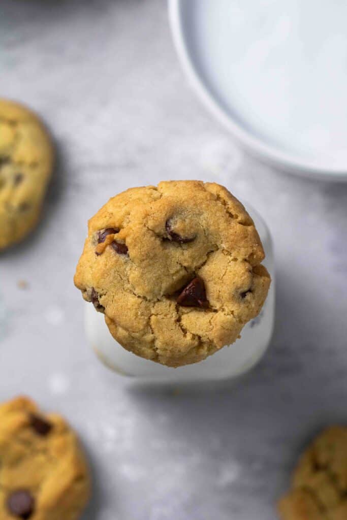 Vue de dessus de cookies aux pépites de chocolat sortant du four