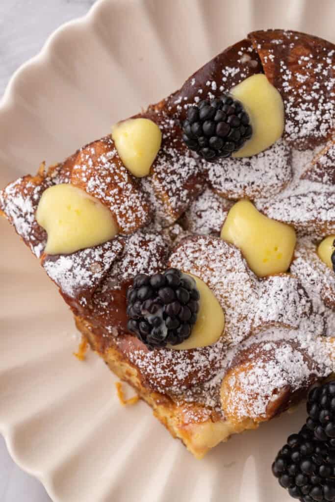 Tranche de gratin de Pain Perdu à la Bière Pretzel sur une assiette