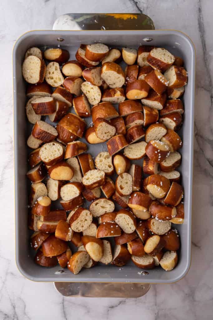 morceaux de pain dans un plat