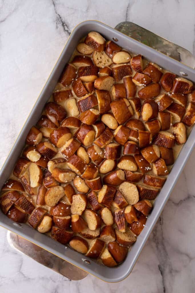 Morçeaux de pain avec crème versée dessus