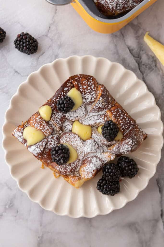 Tranche de gratin de Pain Perdu à la Bière Pretzel vue de dessus