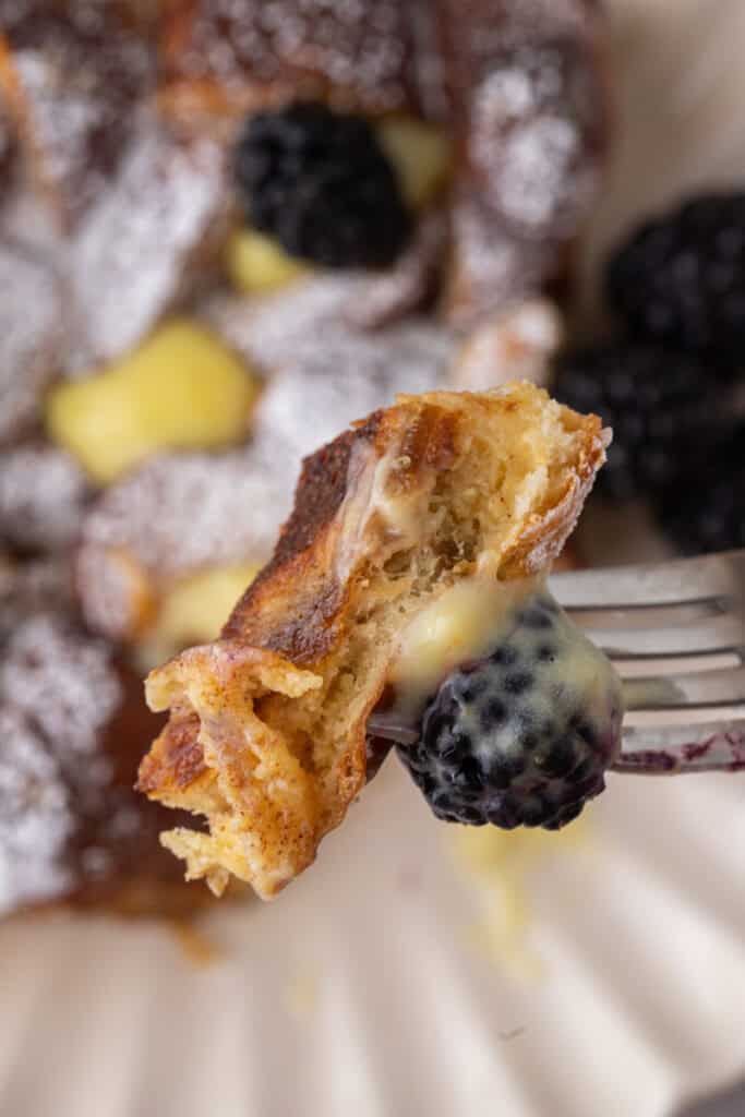 Morçeau de pain perdu à la Bière Pretzel sur une fourchette