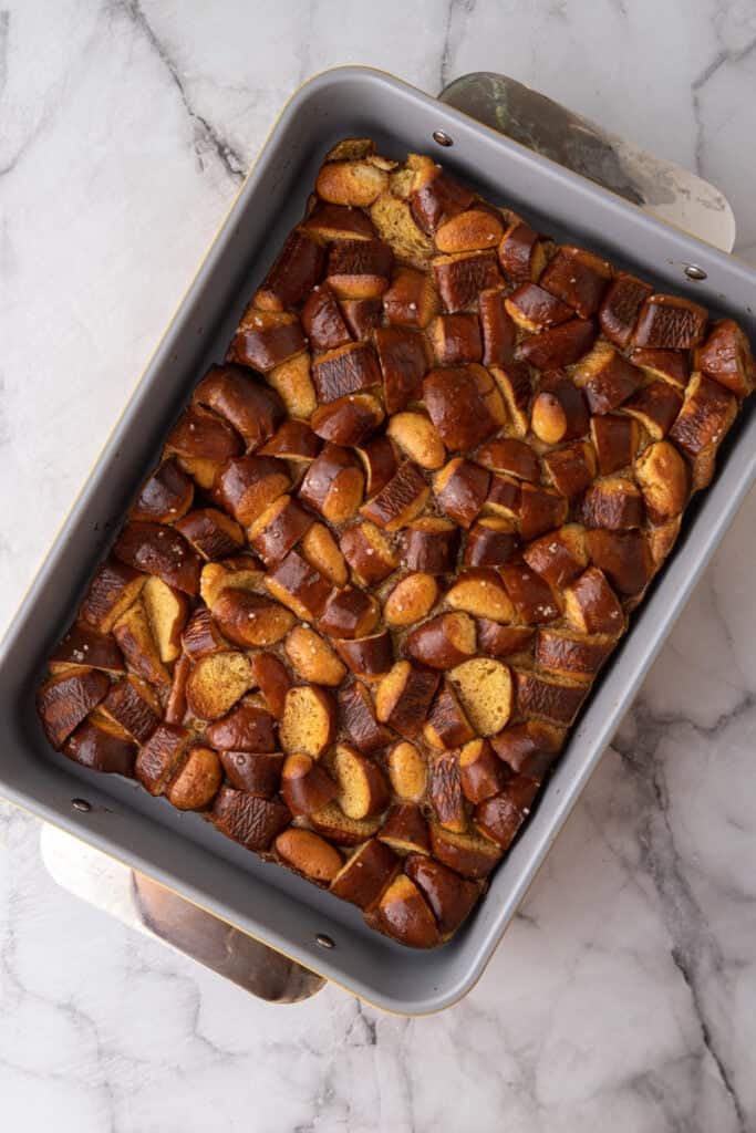 pain cuit avec crème versée