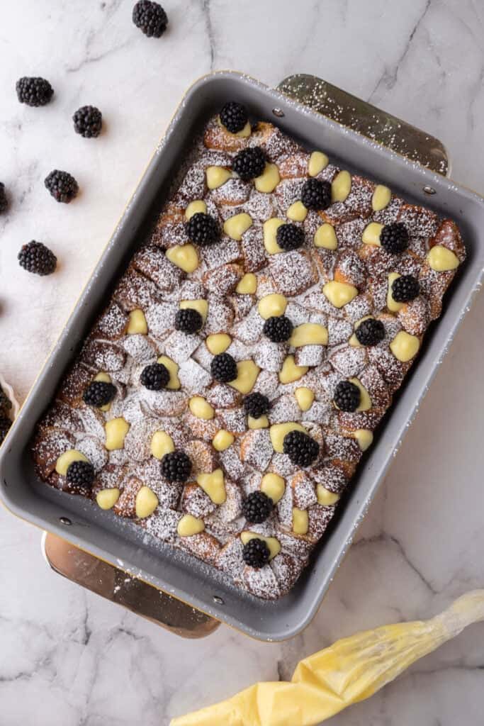 pain cuit avec crème versée