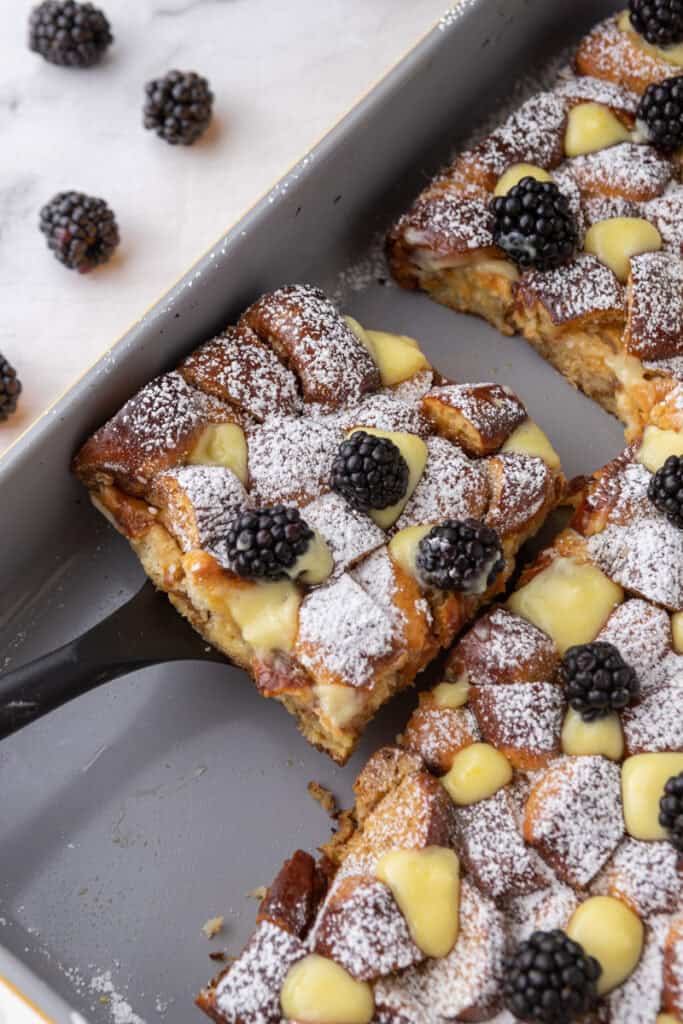Tranche de gratin de Pain Perdu à la Bière Pretzel prélevée du moule