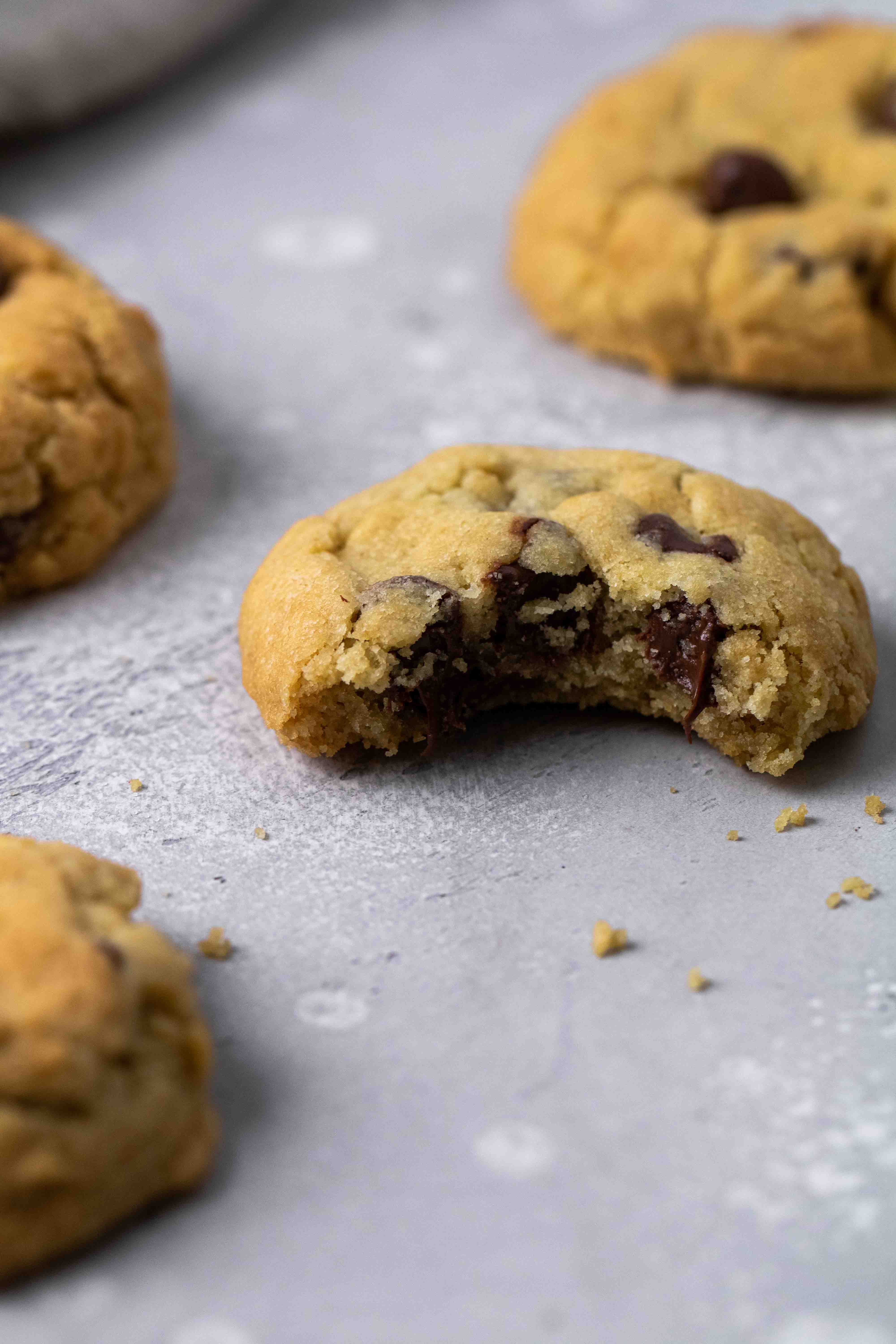 Cookie aux pépites de chocolat dans une friteuse à air, avec une bouchée] class=