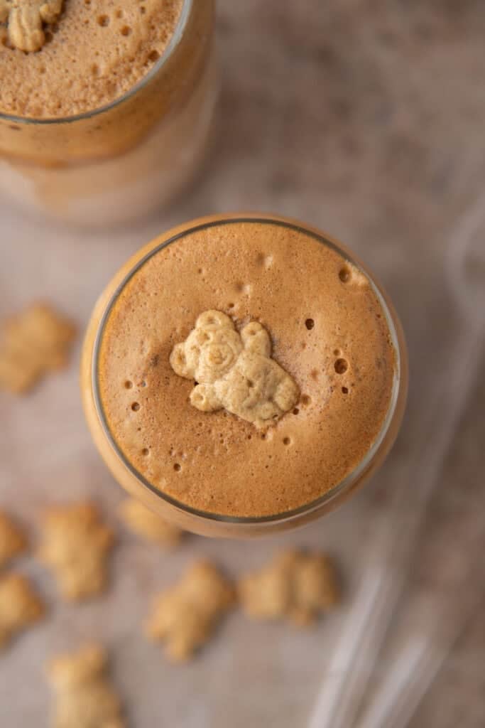 prise de vue en plongée d'un latte Teddy Graham de près