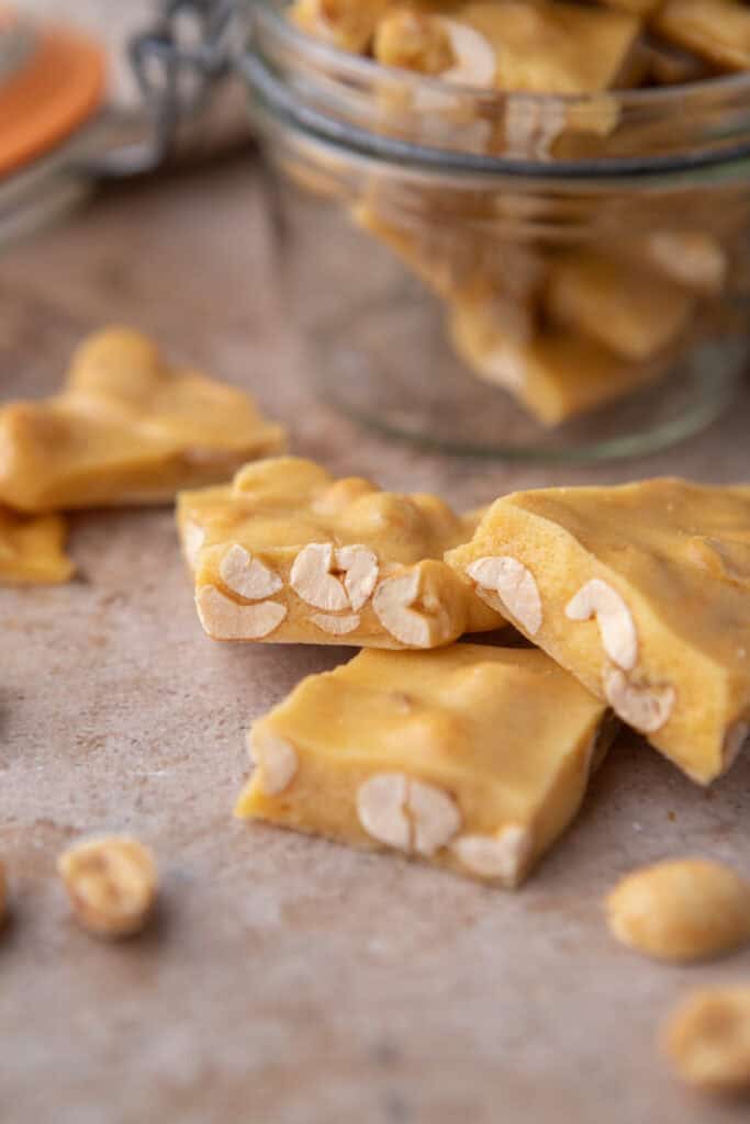 morceaux de la recette de caramel aux arachides au micro-ondes