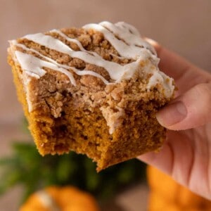 recette du gâteau au café à la citrouille tenue par une main