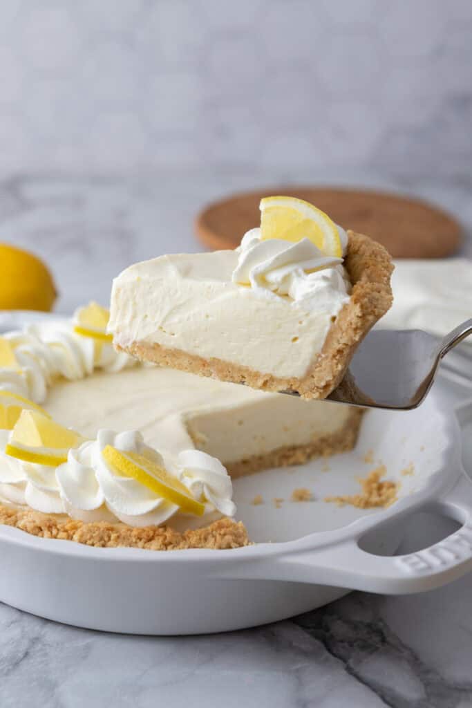 tranche de tarte au citron sans cuisson maintenue en l'air