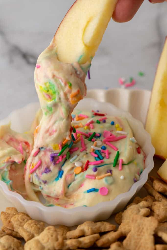 Recette virale de dip Dunkaroo avec une pomme trempée