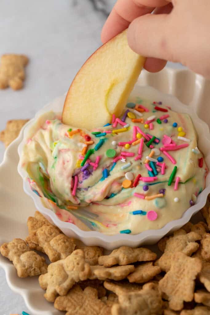 Recette virale de dip Dunkaroo riche en protéines avec une pomme trempée dedans